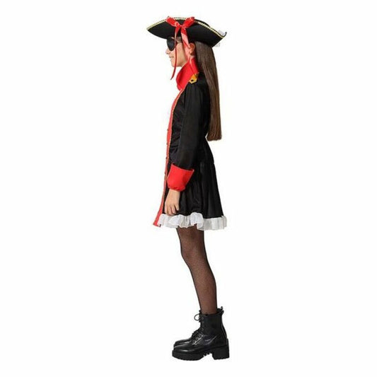 En flicka i en piratklänning står i profil och visar upp de röda detaljerna och den vita, volangprydda underkjolen.