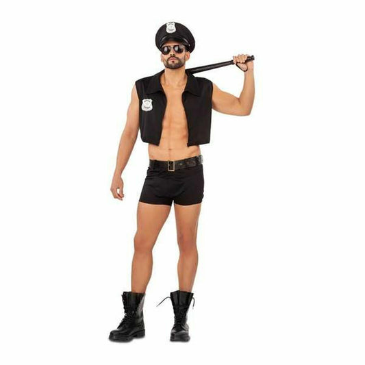 En man poserar i en komplett, Stenhård Svart Polisdräkt för herr, bestående av en magkort väst, shorts, bälte och hatt.