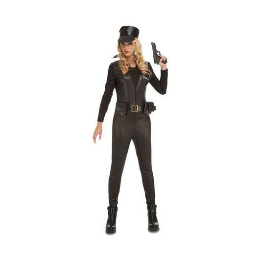 En kvinna poserar i en komplett och stenhård, svart S.W.A.T.-dräkt i läderimitation, bestående av en jumpsuit, bälte och keps, samtidigt som hon håller i en leksakspistol.