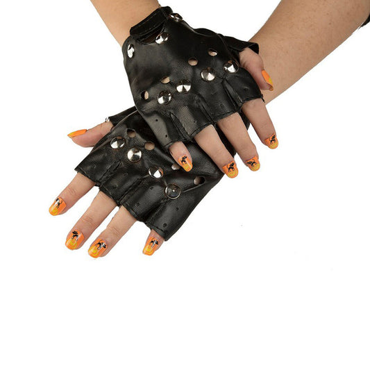 Ett par händer med målade naglar bär Stenhårda Svarta Biker-handskar med silvernitar.