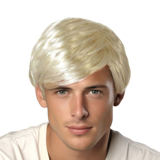 En ung man med blåa ögon bär en kort, stilig och blond herrperuk med en svepande sidbena.