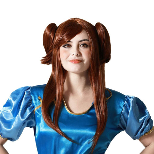 En kvinna med en självsäker min bär en brun cosplayperuk med en snygg snedlugg och två stora tofsar på sidorna.