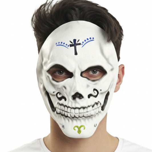 En man bär en Stilig Day of the Dead Mask i latex, med traditionella Sugar Skull-mönster.