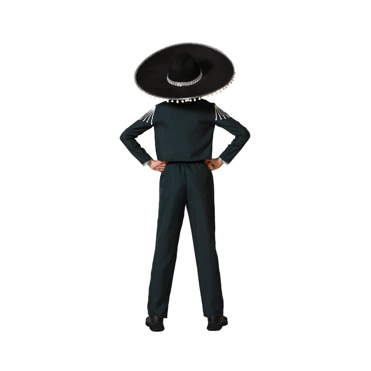 En pojke sedd bakifrån, som visar baksidan av den korta, svarta Mariachi-jackan och den stora sombreron.