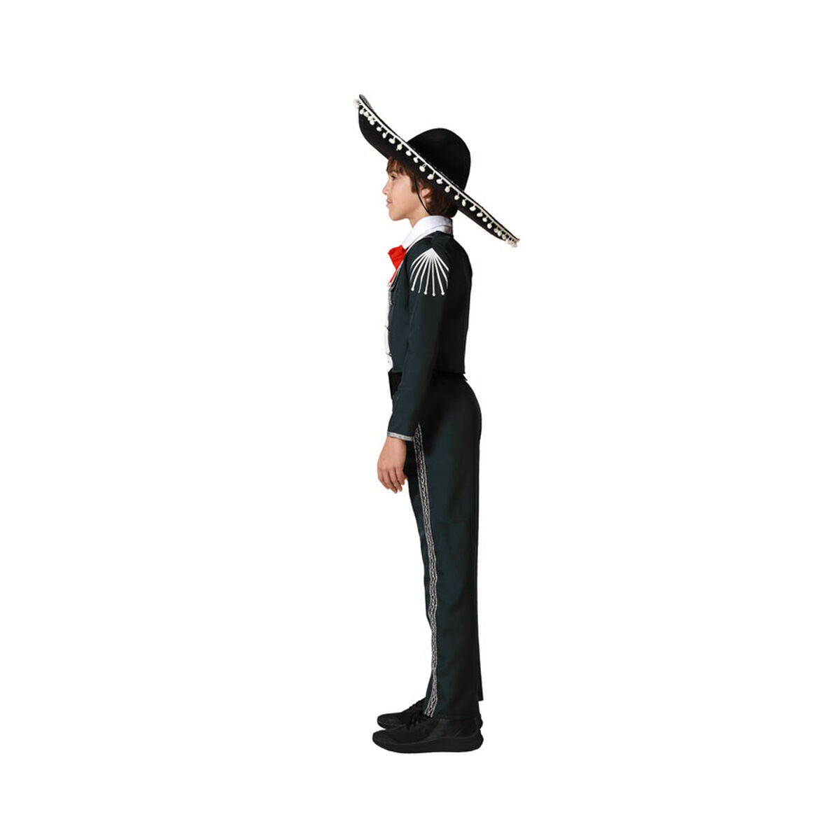 En pojke står i profil och bär den svarta Mariachi-dräkten och en stor sombrero.