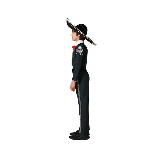 En pojke står i profil och bär den svarta Mariachi-dräkten och en stor sombrero.
