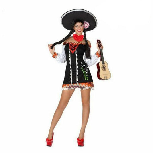 En kvinna poserar i en komplett Stilig Svart Mariachi-Klänning, stylad med en stor sombrero och en liten gitarr.