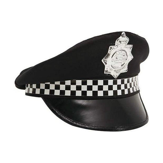 En klassisk, svart brittisk polishatt med ett schackrutigt band och ett silverfärgat polisemblem, fotograferad mot en vit bakgrund.