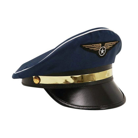 En närbild på en klassisk, mörkblå flygkaptensmössa med ett gyllene band, svart skärm och ett emblem med vingar och en stjärna.