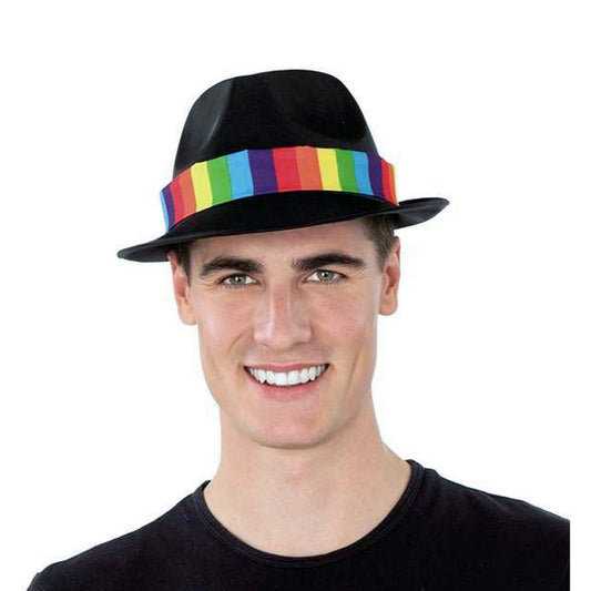 En leende man bär en stilren, svart fedora-hatt med ett brett, färgglatt regnbågsband runt basen.