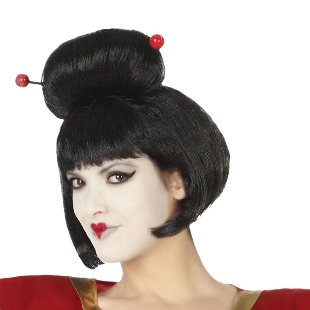 En kvinna med klassisk geisha-sminkning bär en stilren svart geishaperuk med en uppsatt knut och röda hårpinnar.