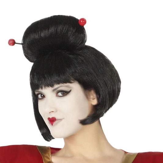 En kvinna med klassisk geisha-sminkning bär en stilren svart geishaperuk med en uppsatt knut och röda hårpinnar.