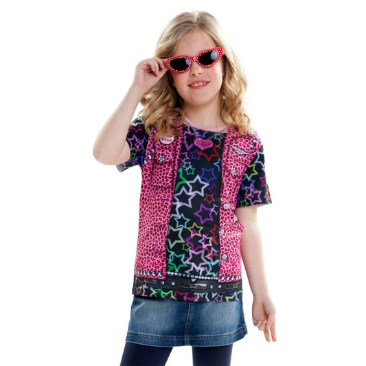 Ett barn poserar som en cool rockstjärna med solglasögon, klädd i en stjärnspäckad rosa och svart t-shirt med tryck av en påsydd väst.