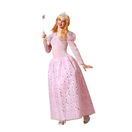 En glad kvinna med blond peruk och tiara bär en Stjärnspäckad Rosa Sagoklänning och håller i en trollstav.