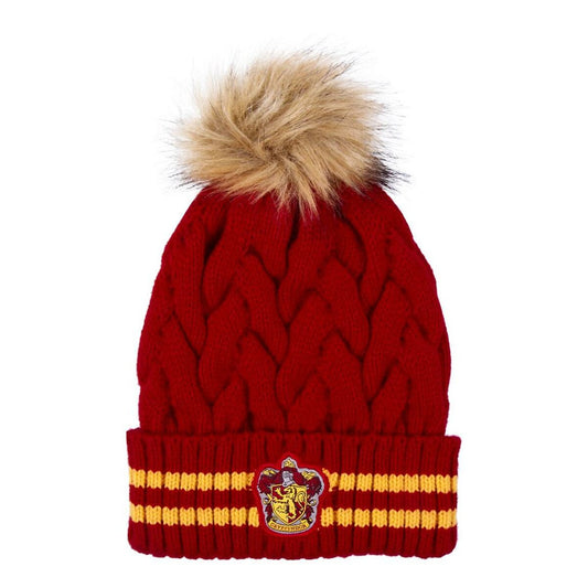 En stickad, röd och gul Stolt Gryffindor Mössa med en stor, fluffig tofs och Gryffindors lejon-emblem.
