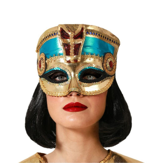 En kvinna med rött läppstift bär en Storslagen Egyptisk Faraomask i guld och turkos med detaljerade broderier.