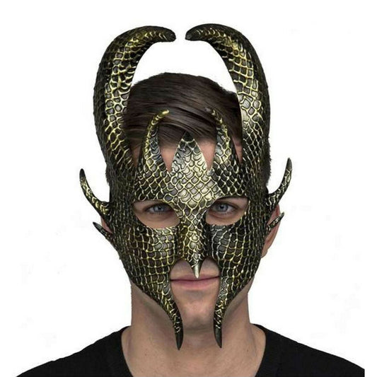 En man med blåa ögon bär en Storslagen Gyllene Drakmask med en textur som liknar drakfjäll och stora, böjda horn.
