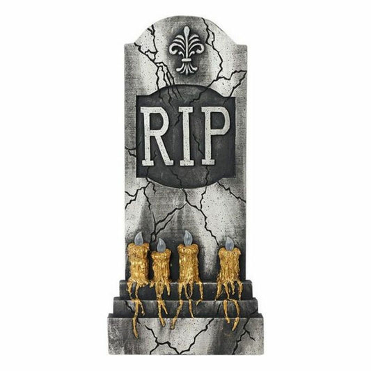 En stor, grå och sprucken gravsten med "R.I.P."-text och fyra gyllene, smältande ljus vid basen.