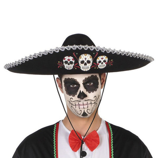 En man med Day of the Dead-sminkning bär en storslagen svart sombrero dekorerad med vackra sugar skulls.