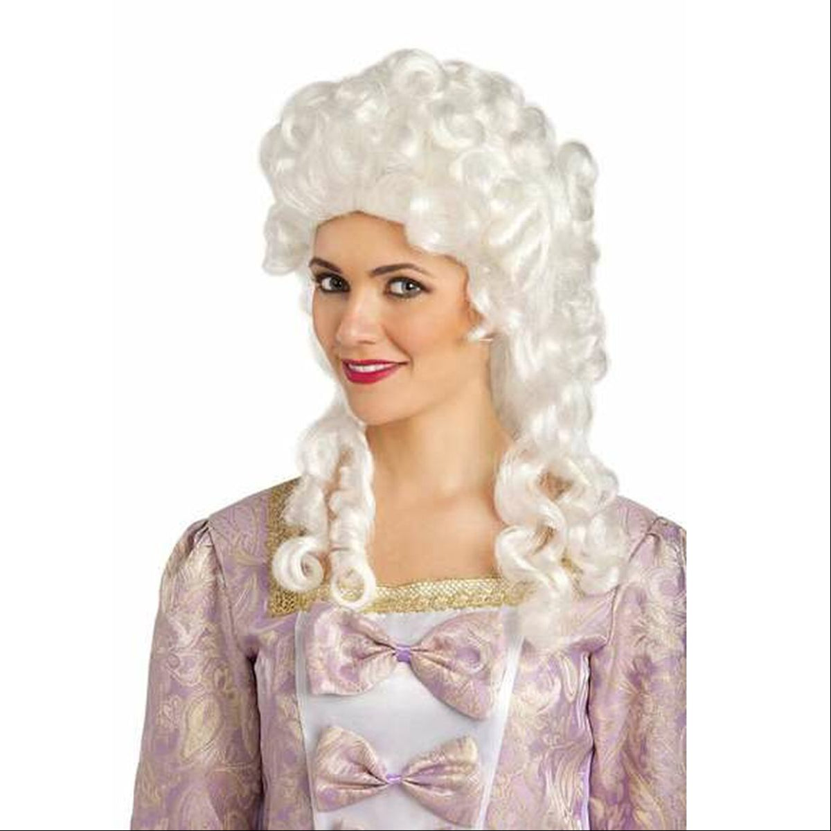 En leende kvinna bär en hög, vit och lockig peruk i 1700-talsstil, med eleganta korkskruvslockar som hänger ner framför axlarna.