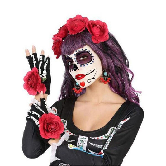 En kvinna med Sugar Skull-smink bär det kompletta Day of the Dead-setet, med ett diadem med röda rosor, matchande handskar och örhängen.