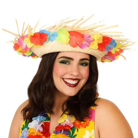 Kvinna med en stråhatt dekorerad med färgglada hawaiiblommor, ler glatt och visar en perfekt somrig partylook.