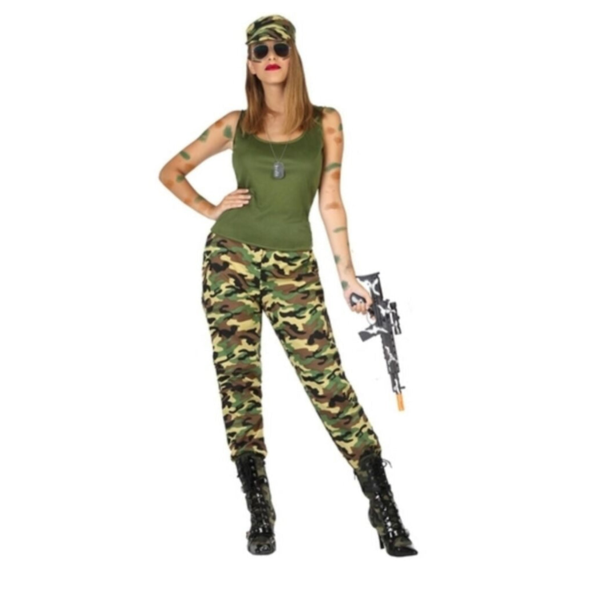 En kvinna poserar i en komplett militärdräkt, bestående av ett grönt linne, kamouflagemönstrade byxor och en matchande keps, samtidigt som hon håller i ett leksaksgevär.