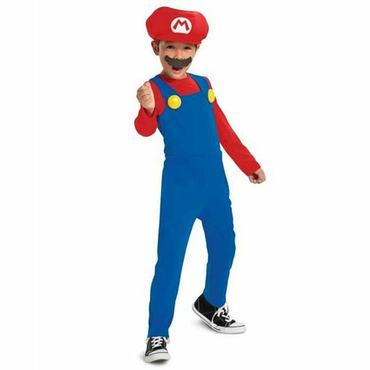 En pojke poserar glatt i en komplett och officiell Super Mario-dräkt, med blå hängselbyxor, röd tröja, en röd keps med ett "M" och en lösmustasch.