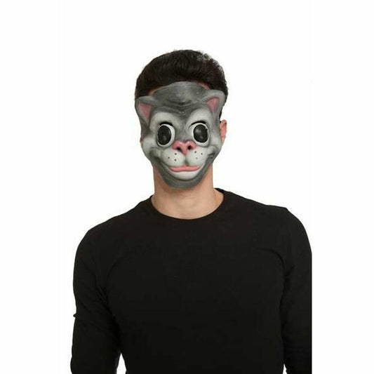 En man bär en surrealistisk grå kattmask med stora, stirrande ögon och ett brett leende.
