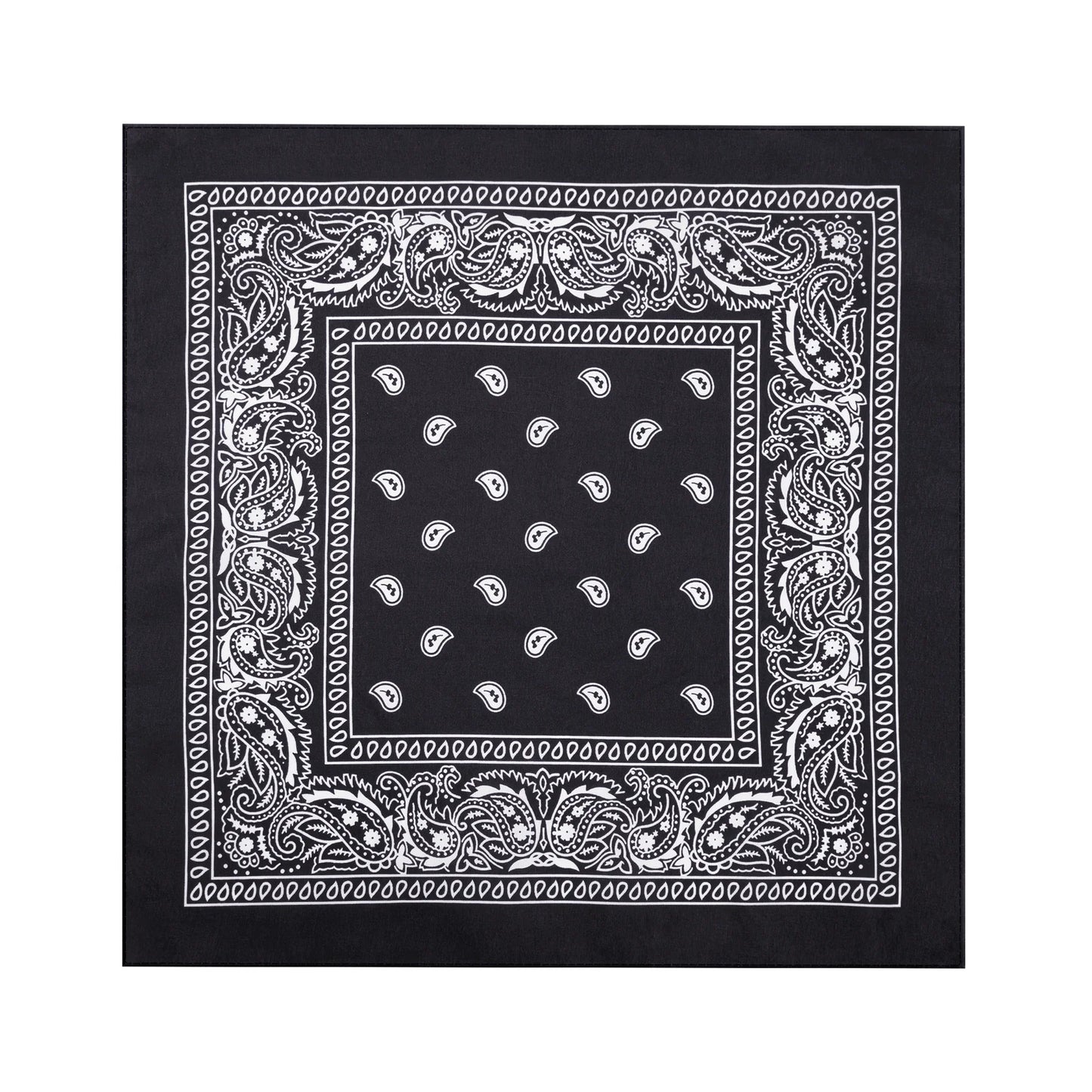 En svart bandana ligger utvikt mot vit bakgrund och visar sitt kvadratiska format, vita paisleymönster och dekorativa kant.