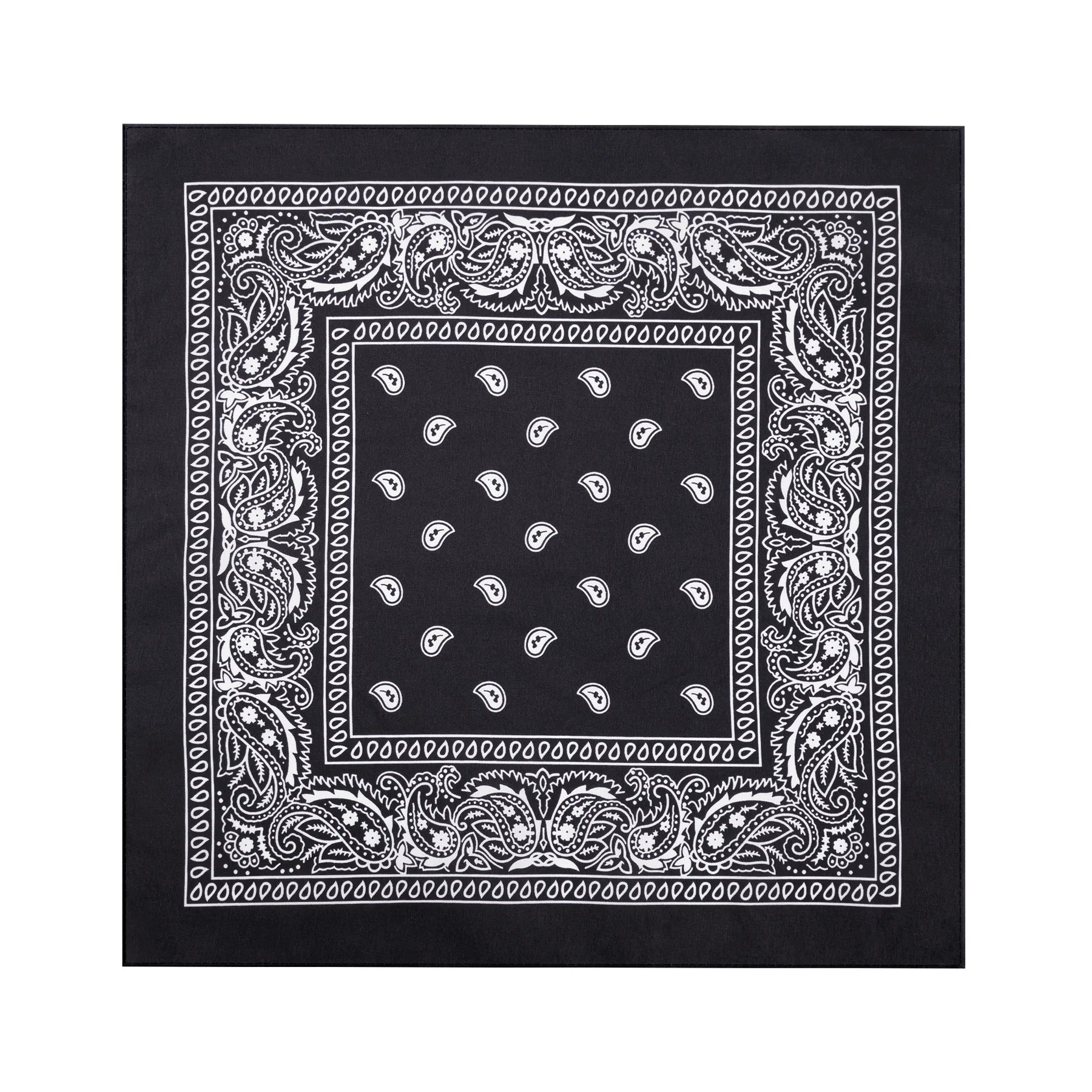 En svart bandana ligger utvikt mot vit bakgrund och visar sitt kvadratiska format, vita paisleymönster och dekorativa kant.