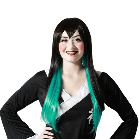 En leende kvinna bär en lång, svart cosplayperuk med en spetsig lugg och klar-turkosa toppar.