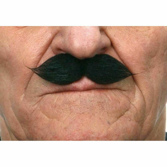 Närbild på en man som bär en liten, välansad, svart gentleman-lössmustasch med uppåtpekande ändar, fotograferad i studio.