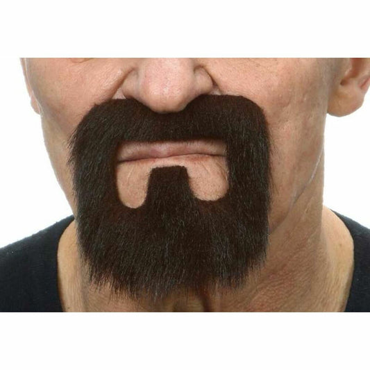 Närbild på en mans ansikte som bär ett tjockt, svart, falskt helskägg med mustasch och en öppning för munnen.