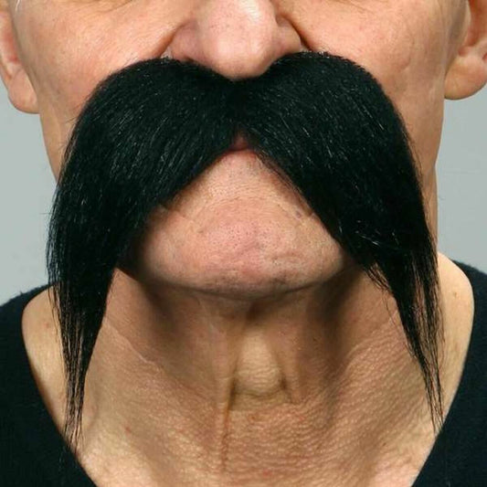 Närbild på en man som bär en stor, yvig, svart gringo-bandit lössmustasch som hänger ner på sidorna av munnen, fotograferad i studio.