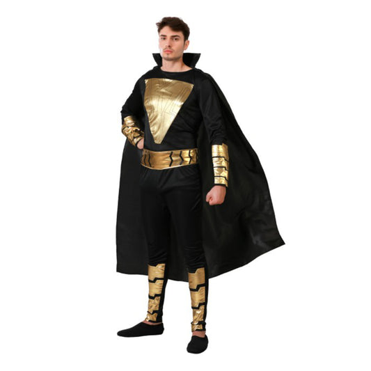En man med en allvarlig min poserar i en komplett svart och guld-färgad anti-hero maskeraddräkt, med kåpa och knuten näve, fotograferad mot en vit bakgrund.
