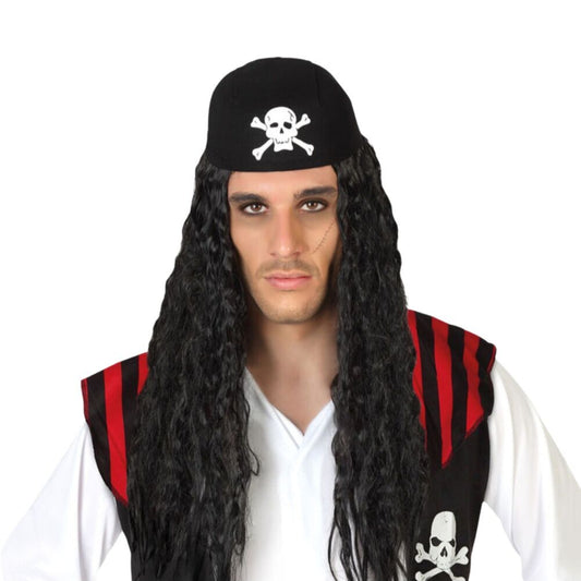 En man bär en lång svart piratperuk med vågigt hår och svart bandana med dödskallemotiv – perfekt till piratdräkt eller halloween.