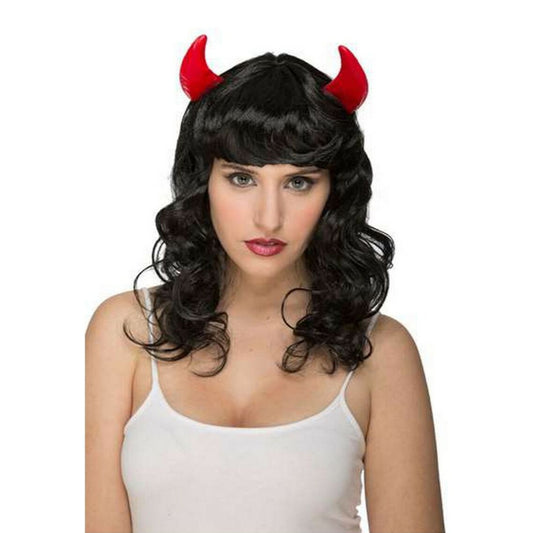 Kvinna med svart lockig peruk och röda djävulshorn, perfekt för halloween eller maskerad med djävulstema.