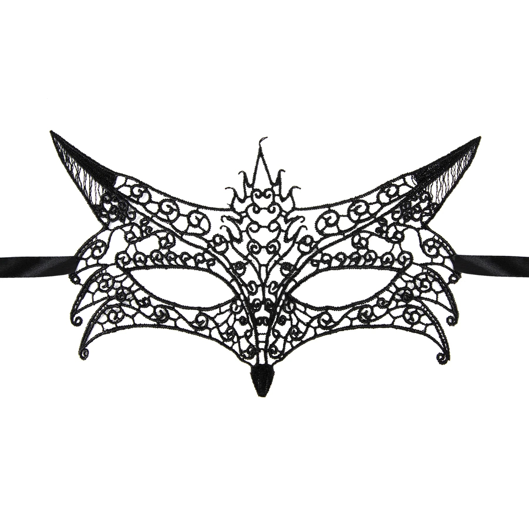 En detaljerad svart ögonmask i spets formad som ett rävansikte med spetsiga öron och svarta knytband mot en vit bakgrund.