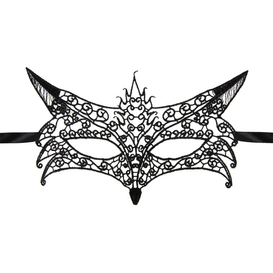 En detaljerad svart ögonmask i spets formad som ett rävansikte med spetsiga öron och svarta knytband mot en vit bakgrund.