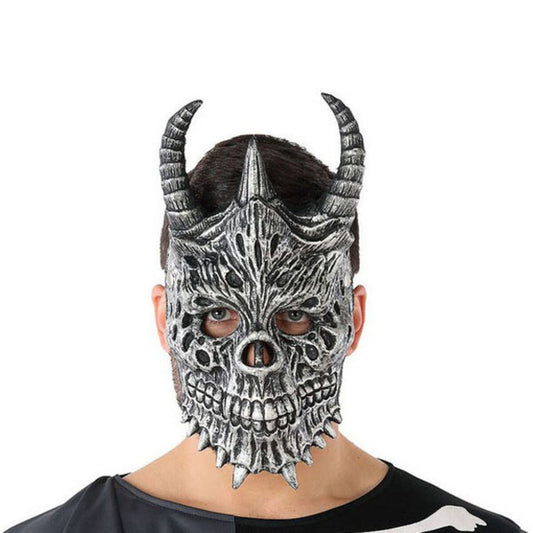 En person bär en demonisk dödskallemask i svart och silver med horn och skräckinjagande detaljer, perfekt till halloween eller skräcktema.