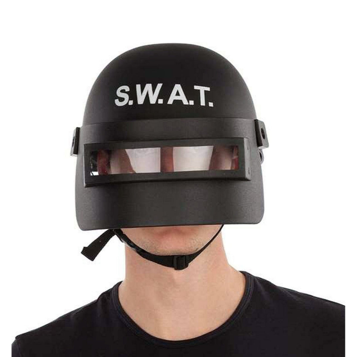 En man bär en svart, taktisk S.W.A.T.-hjälm med ett skyddande, nedfällt visir framför ögonen.