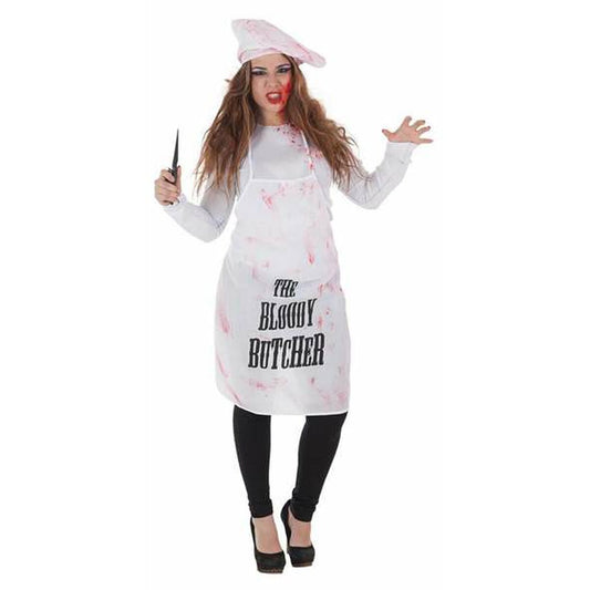 En kvinna utklädd till en blodig slaktare, bär ett vitt förkläde och kockmössa med texten 'THE BLOODY BUTCHER' och poserar med en liten kniv.
