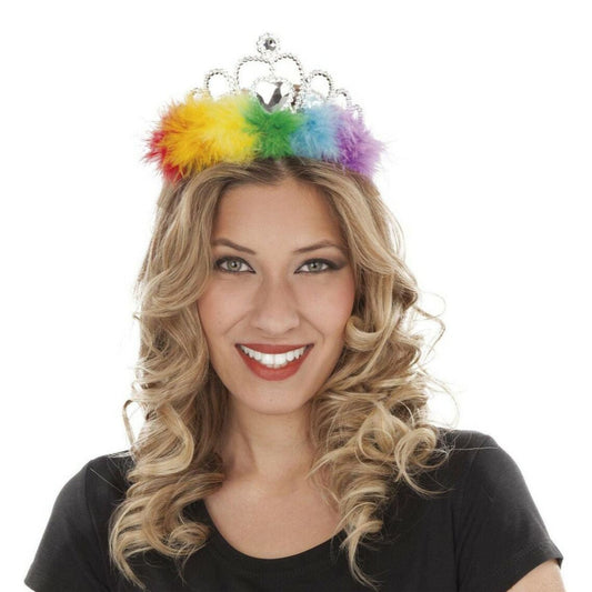 Leende kvinna med blont lockigt hår bär en tiara dekorerad med regnbågsfärgade fjädrar och glittrande strasstenar, perfekt för pride eller temafest.