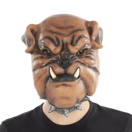 En person bär en heltäckande och realistisk mask som föreställer en arg, brun bulldogg eller boxer med en rynkig panna, blottade betar och ett grått nithalsband.