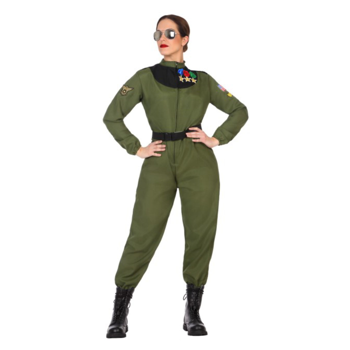 En kvinna poserar med attityd i en tuff, grön stridspilot jumpsuit med pilotglasögon och ett svart bälte.