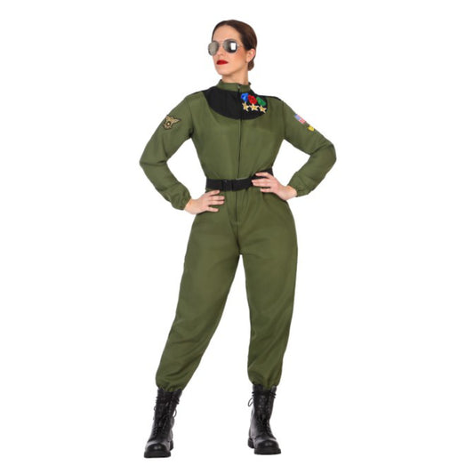 En kvinna poserar med attityd i en tuff, grön stridspilot jumpsuit med pilotglasögon och ett svart bälte.