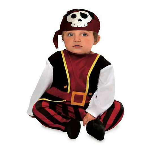 En bedårande bebis sitter upp i en komplett och tuff piratdräkt, med randiga byxor, fastsydd väst och en röd bandana med dödskalle.