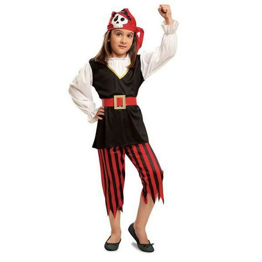 En flicka poserar i en tuff piratdräkt, bestående av rödsvart-randiga byxor, en topp med vit blus och svart väst, ett rött bälte och en röd bandana med en dödskalle på.