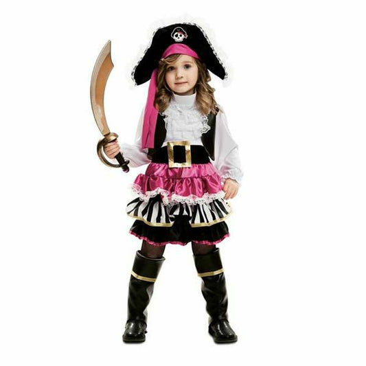 En flicka poserar i en komplett, Tuff Rosa Piratprinsessa Barndräkt, med en rosa och svart kjol, pirathatt och håller i ett leksakssvärd.